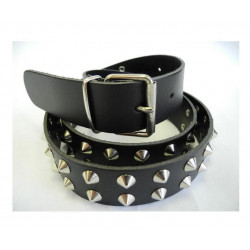 Ledergürtel mit Spitznieten