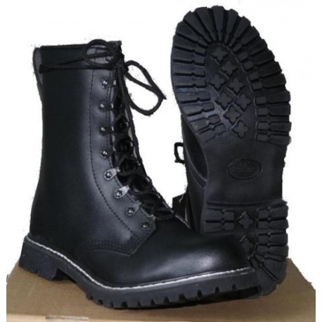 Boots mit Schnallen und Schnürung